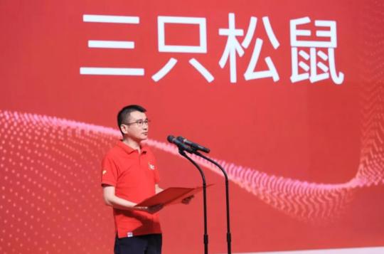 安徽70后小混混，创业失败27次，如何从摆地摊到身价超百亿？