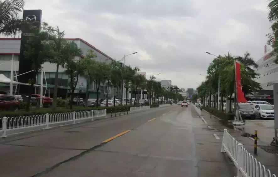 右转等红绿灯算违停吗行驶车辆右转刮蹭到弯道违停车辆
