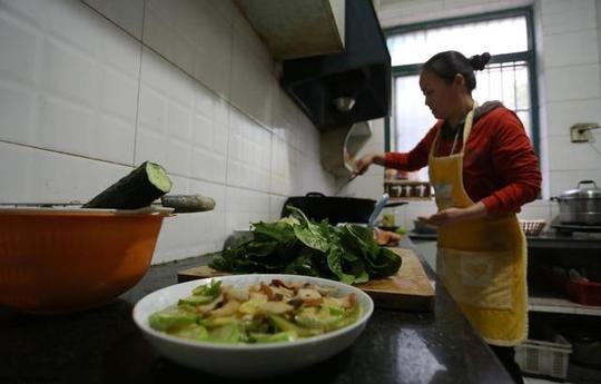 故事：远嫁外地我每月贴补娘家两千回老家看见桌上饭菜决定再加两千