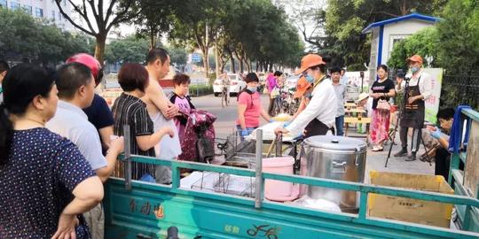 济南90后夫妻弃医摆摊，卖油条赚30万！大学白读了？他们这么说