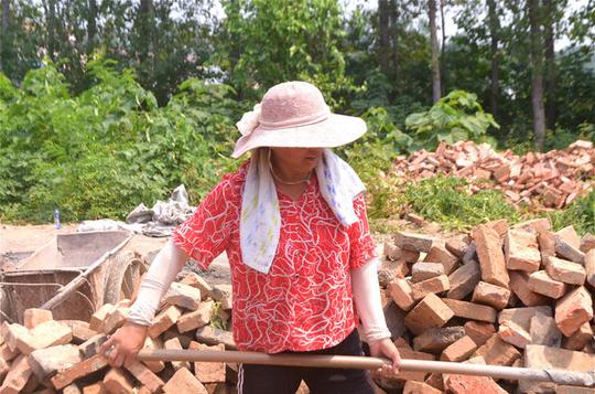 农村人放弃外出挣高薪，选择家门口打工，一举三得引邻居称赞