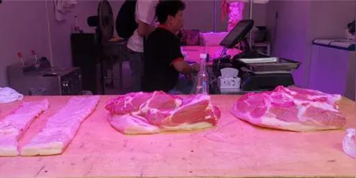 贵州一平价肉店低价卖肉惹摊贩不满，开业10分钟就遭摊贩堵门