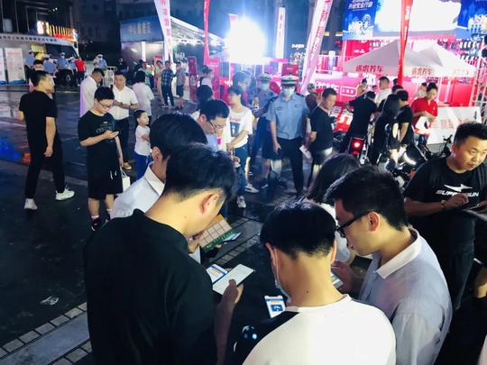 交警现场摆摊、直播带货！这次卖的是啥？你下单了吗？