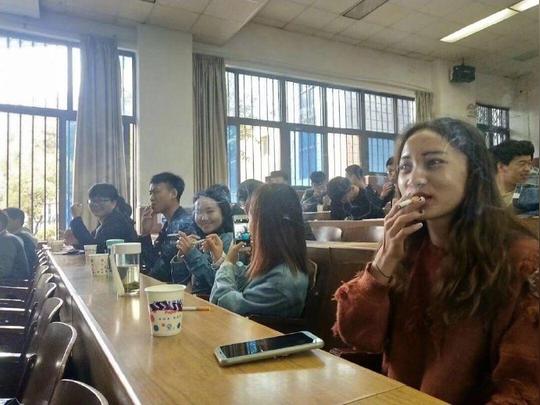 大学生公然在课堂上“吞云吐雾”？最冷门的大学专业你了解吗？