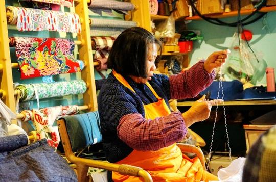 贵州农家女打工领200元工资，回山村做衣服，最贵一件1800