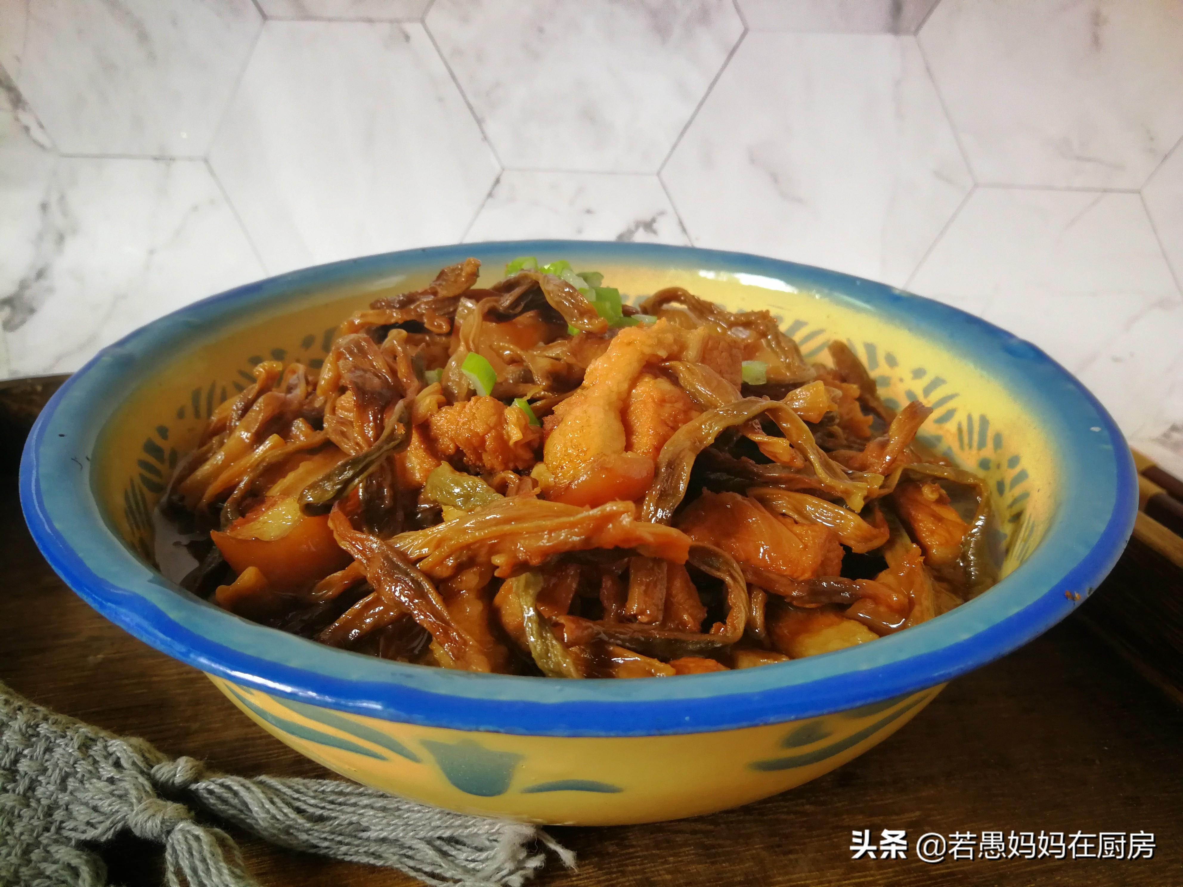 妈妈在家炖什么美食（西红柿土豆炖牛肉怎么做才比较好吃）