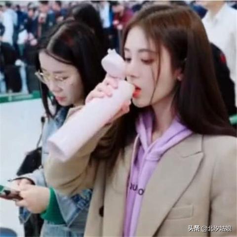 足球运动员水杯不用仰头的长尾关键词有什么