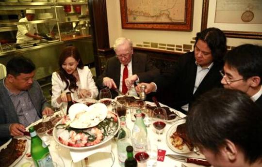 他花1500万与巴菲特共进午餐，饭后本连没赚回来，反而倒亏损78亿
