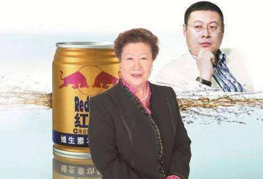 55岁工厂老太退休，和儿子靠易拉罐创业，现今已是两百亿富豪