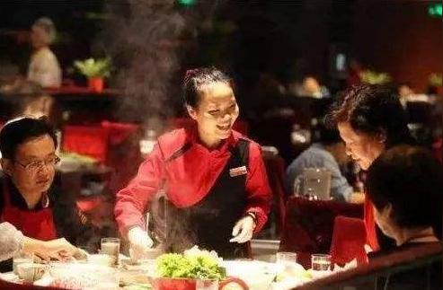 吃海底捞时，服务员“最怕”遇到的4种人，老板：下次别让他进门