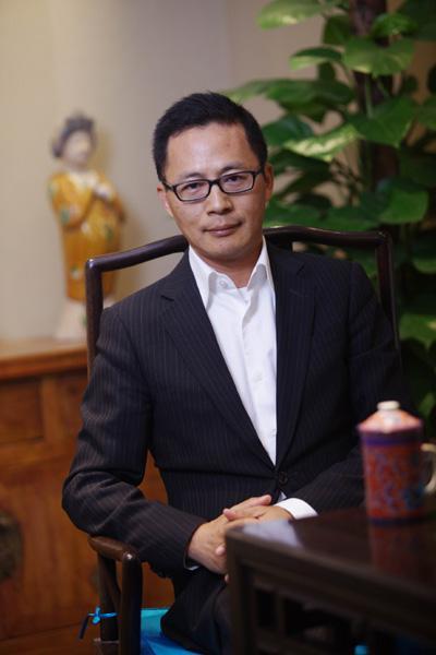 33岁回国创业，被誉风投教父，公司市值百亿，妻子是全国武术冠军