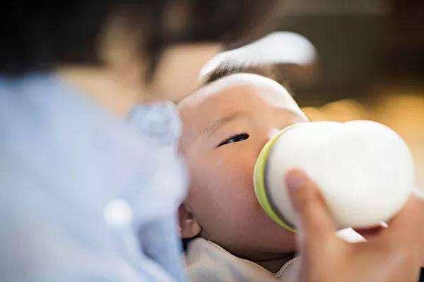 怎么预防新生婴儿呛奶