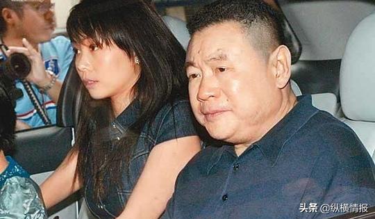 富豪跟前妻离婚，给前妻母亲买飞机别墅，还每月给她10万生活费