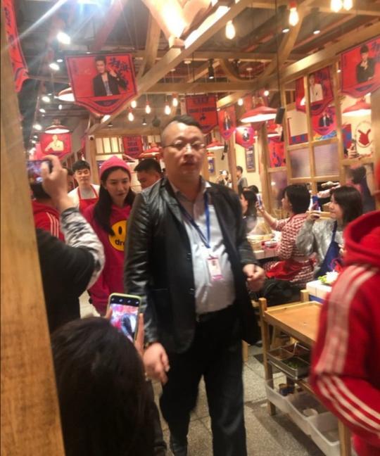 江疏影去陈赫店吃火锅，穿潮红卫衣配牛仔裤，陈赫穿衣像是过夏天