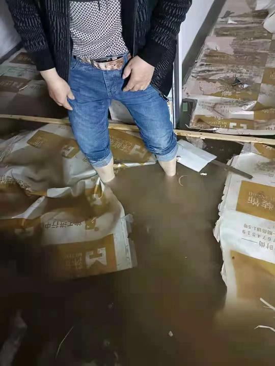 路上捞鱼、水里捡车牌、“滴滴打船”上路一场大雨，丽江城变成了这样