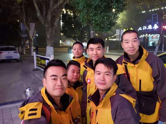 半年逆势增长600%，受吴京推荐，白酒年轻化之战开启双雄对决