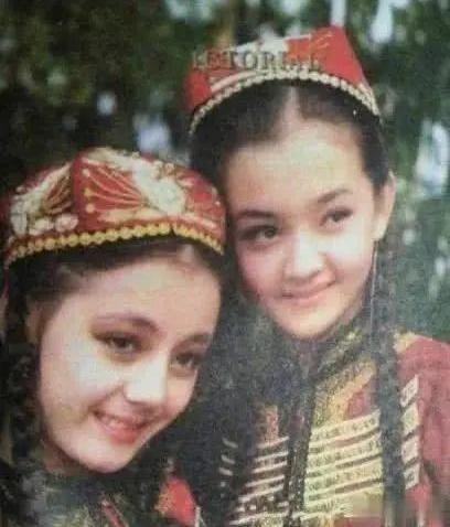 热巴的颜值在新疆真的是路人甲吗？看到族人合照后，过于真实