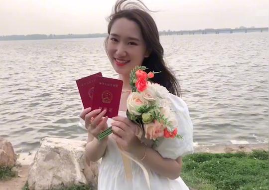 辽宁一女儿出嫁坐车内伤感，老妈却捂脸拍腿笑弯腰：可算嫁出去了
