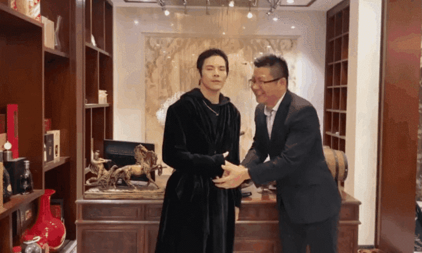 网友与向佐握手殷勤热切，向佐却不正眼看对方，态度冷漠引争议