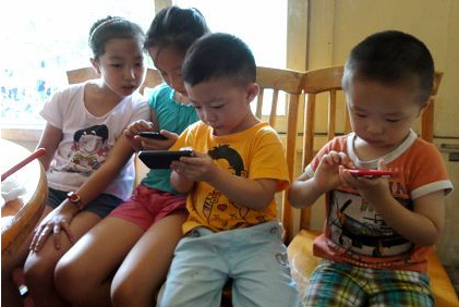 小孩玩手机不能超过多长时间
