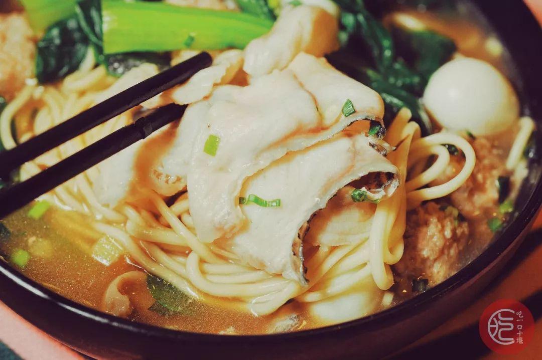 美食给你带来什么情感（在软卧车厢遇到过什么奇怪的事情）