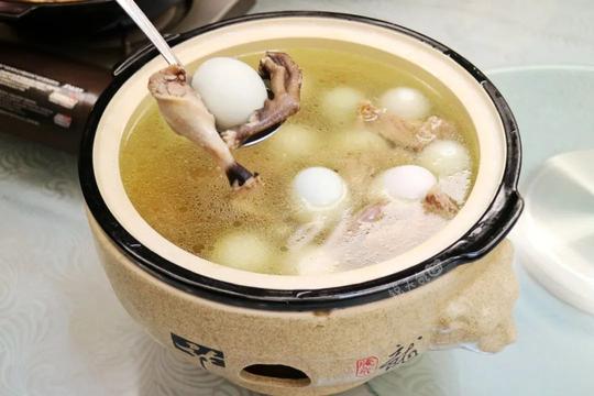 隐藏在厦门创业园区的好吃客家菜，溪鱼豆腐、白鸭汤，一口就入魂