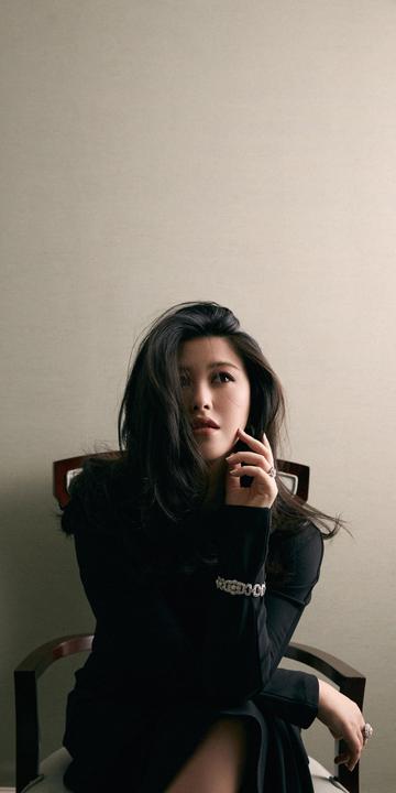 朱珠国外留学派对抽烟表情照片