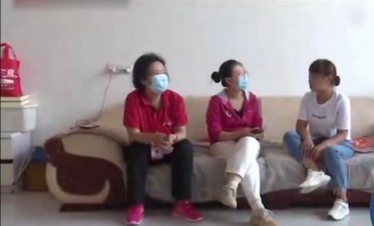 丈夫月入过万，抠门妻子当家十年却没存款，买双20块钱的鞋说是偷