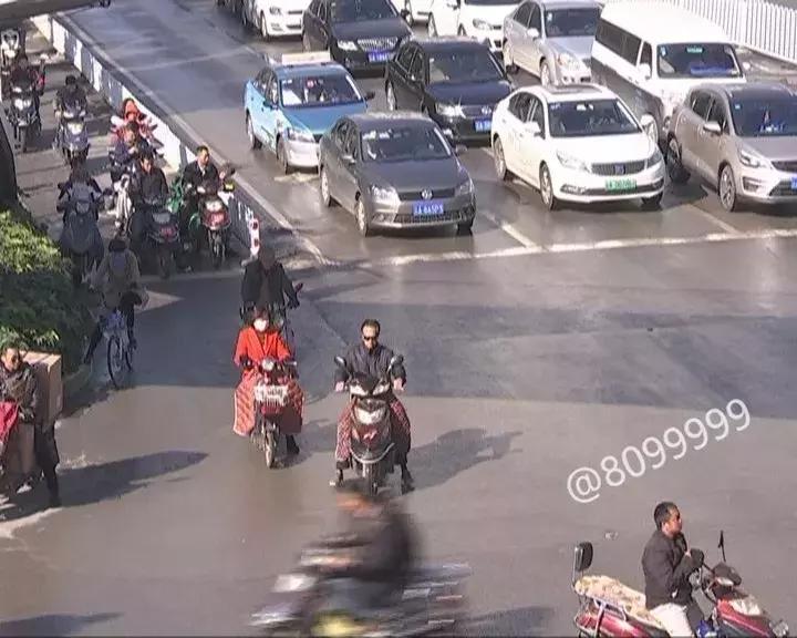 人行指示灯图片三种灯不能右转