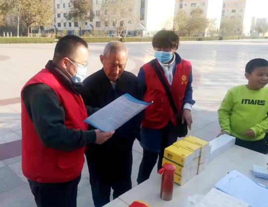 彭李街道府前社区：现场宣传“三合一”便民服务暖人心