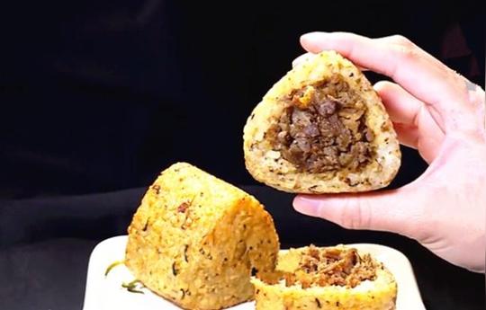 90后小伙夜市摆摊卖烤饭团，60元一个每晚卖500个，一个不够吃