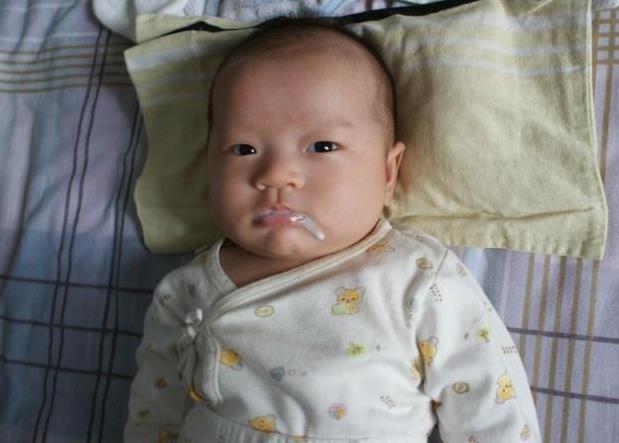 新生儿总是吐奶是什么原因