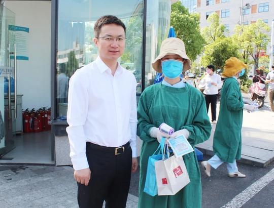 致敬生命守护者|黄山首康医院领导护士节慰问一线护理工作者