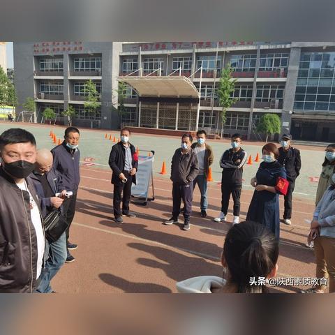 西安小学一个班规定多少人？