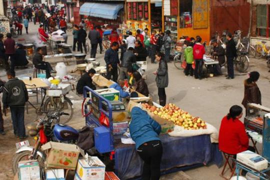 集市流动的“牙医摊”，卫生条件很差却不愁生意，农民揭露内幕