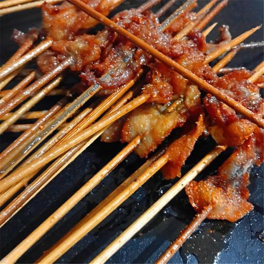 这家老居民楼里的油炸串，先卤后炸真够味，顾客：老板，加串