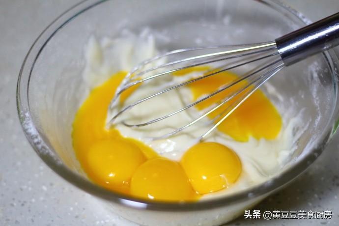 怎么使用蛋清做奶油蛋糕(蛋糕的蛋白打发需要几分钟)