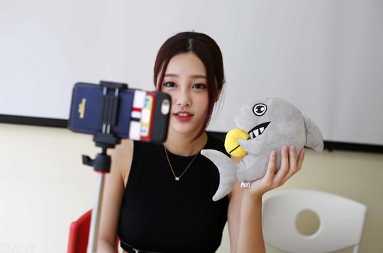 为什么农村孩子的童年不是大自然，却是王者荣耀和抖音快手？