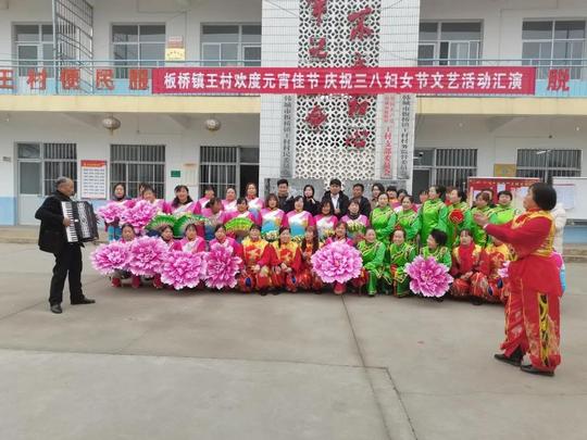 韩原姐妹庆三八唱响美丽巾帼颂（图）