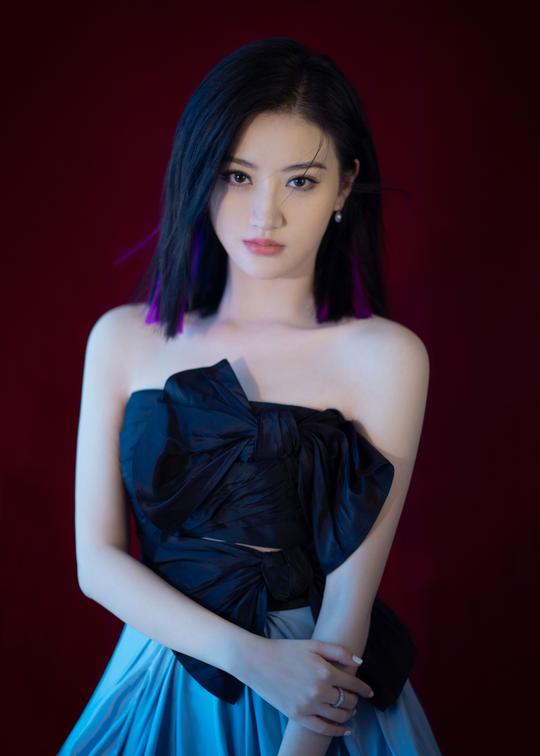 景甜为了翻身演司藤小姐第一件事是矫正走路姿势，外八真的没眼看