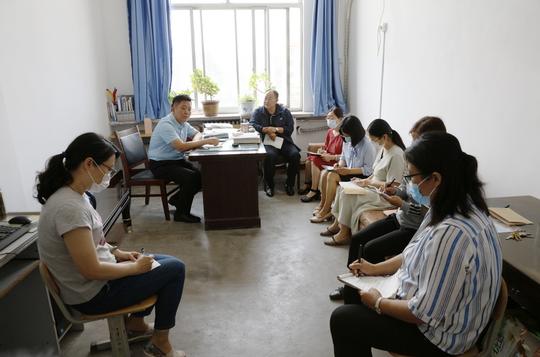 院长贾军进课堂听思政课推进教学质量提升