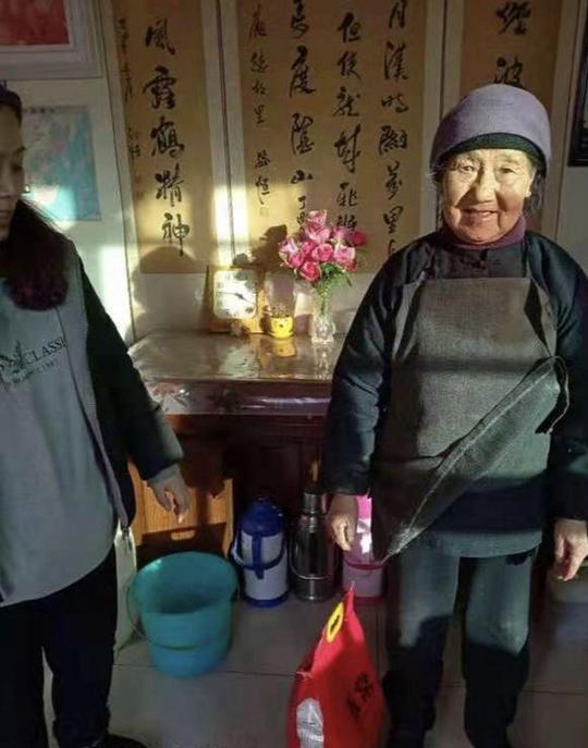 武山县温泉镇：草川村贫困户为高龄老人捐赠大米