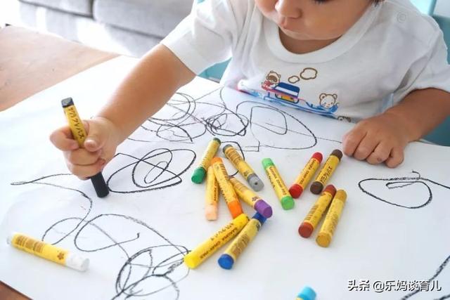 一岁的孩子可以握笔吗