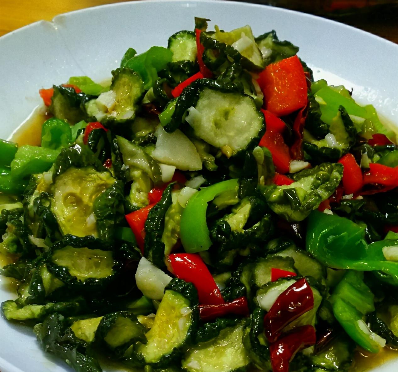 晒美食需要什么（女孩子给美食拍照）