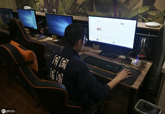 一网吧生意火爆，这得益于老板的“融合”理念，网友很忧虑