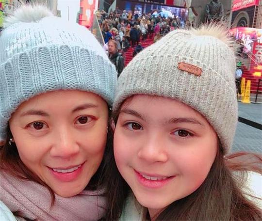 央视才女主持姜丰，远嫁英国被抛弃，今40岁独自带娃创业养家