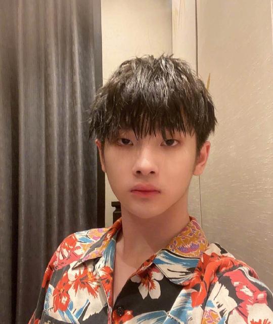 又塌一房？r1se翟潇闻被曝私联站姐，温柔的唱歌给她听