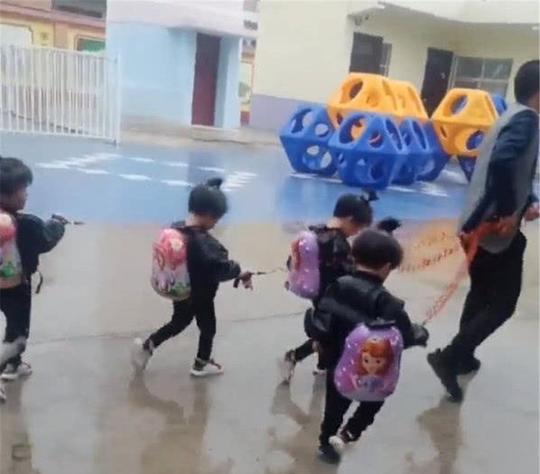 这场面不常见，用牵引绳接四胞胎女儿回家，孩子的安全教育要到位