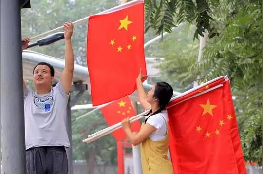 “五星红旗飘起来”，3万面国旗扮靓石家庄