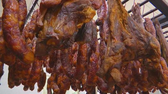 遵义沙湾山里的“腊肉加工厂”